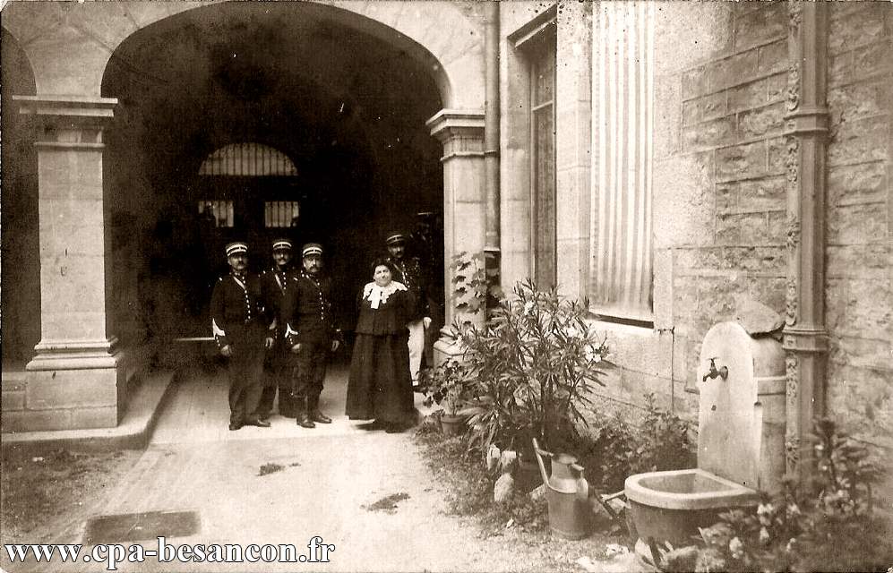Palais de Justice de Besançon - Procès Gabrielle PETIT. Besançon 29 Août 1908. 17 Poursuivis ; Seule arrêtée et emprisonnée 3 Mois.